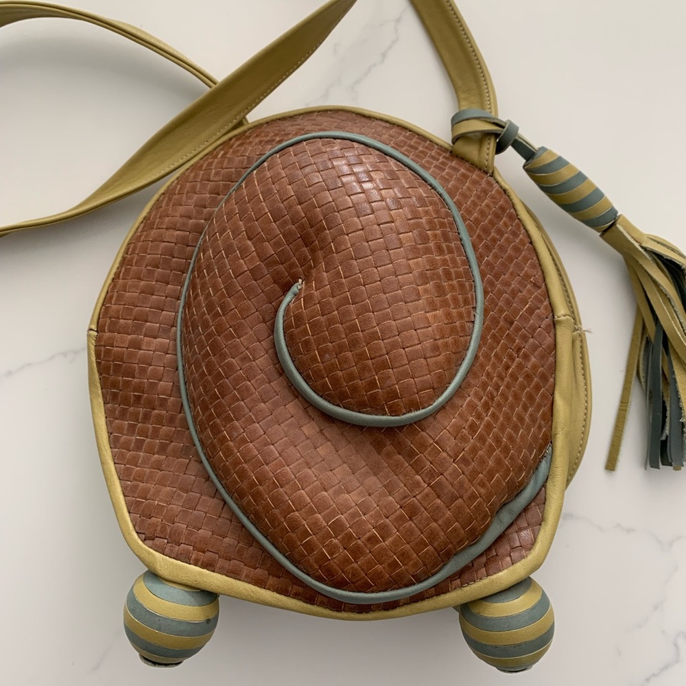 Vintage Carol Hearty Escargot Leather crossbody bag with intricate detail. - Picture 2 of 15